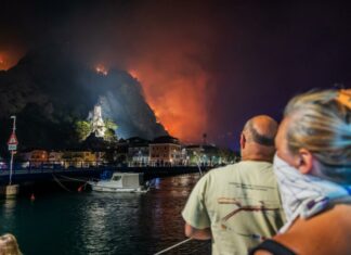 HGD CG pokrenuo humanitarnu akciju – Pomoć za Omiš Turisti i stanovnici Omiša prate situaciju Zvonimir Barisin/PIXSELL